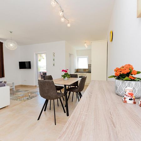 Apartments Amfora - Cozy And Modern Apartments For Up To 15 People, 100M From The Sea And Beach Stara Novalja Bagian luar foto