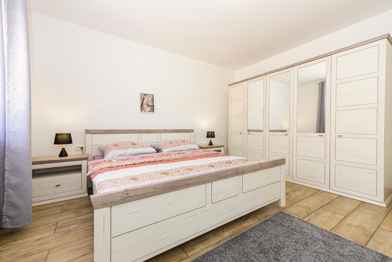 Apartments Amfora - Cozy And Modern Apartments For Up To 15 People, 100M From The Sea And Beach Stara Novalja Bagian luar foto