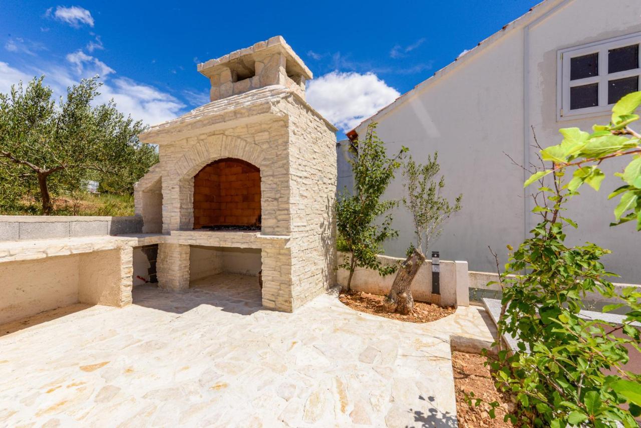 Apartments Amfora - Cozy And Modern Apartments For Up To 15 People, 100M From The Sea And Beach Stara Novalja Bagian luar foto