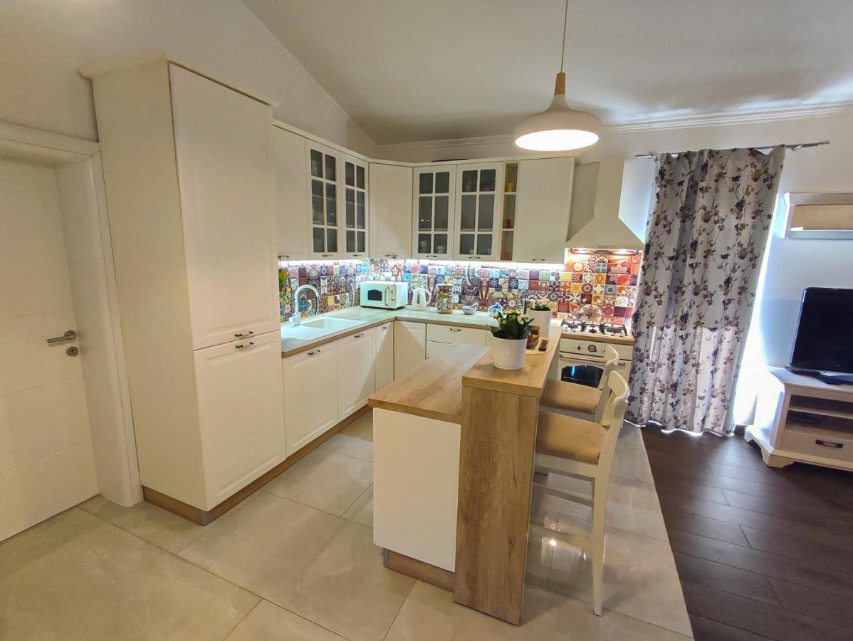 Apartments Amfora - Cozy And Modern Apartments For Up To 15 People, 100M From The Sea And Beach Stara Novalja Bagian luar foto