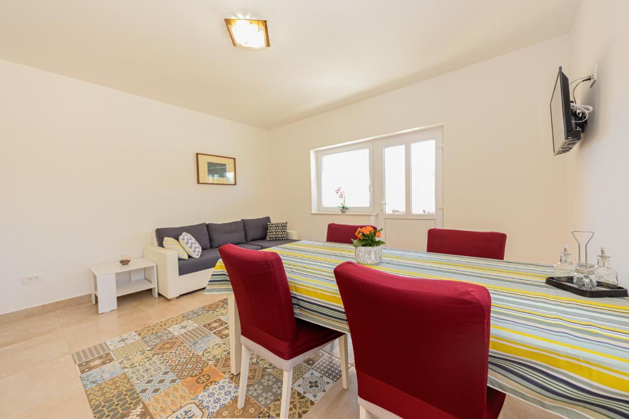 Apartments Amfora - Cozy And Modern Apartments For Up To 15 People, 100M From The Sea And Beach Stara Novalja Bagian luar foto