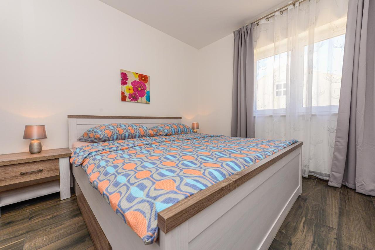 Apartments Amfora - Cozy And Modern Apartments For Up To 15 People, 100M From The Sea And Beach Stara Novalja Bagian luar foto
