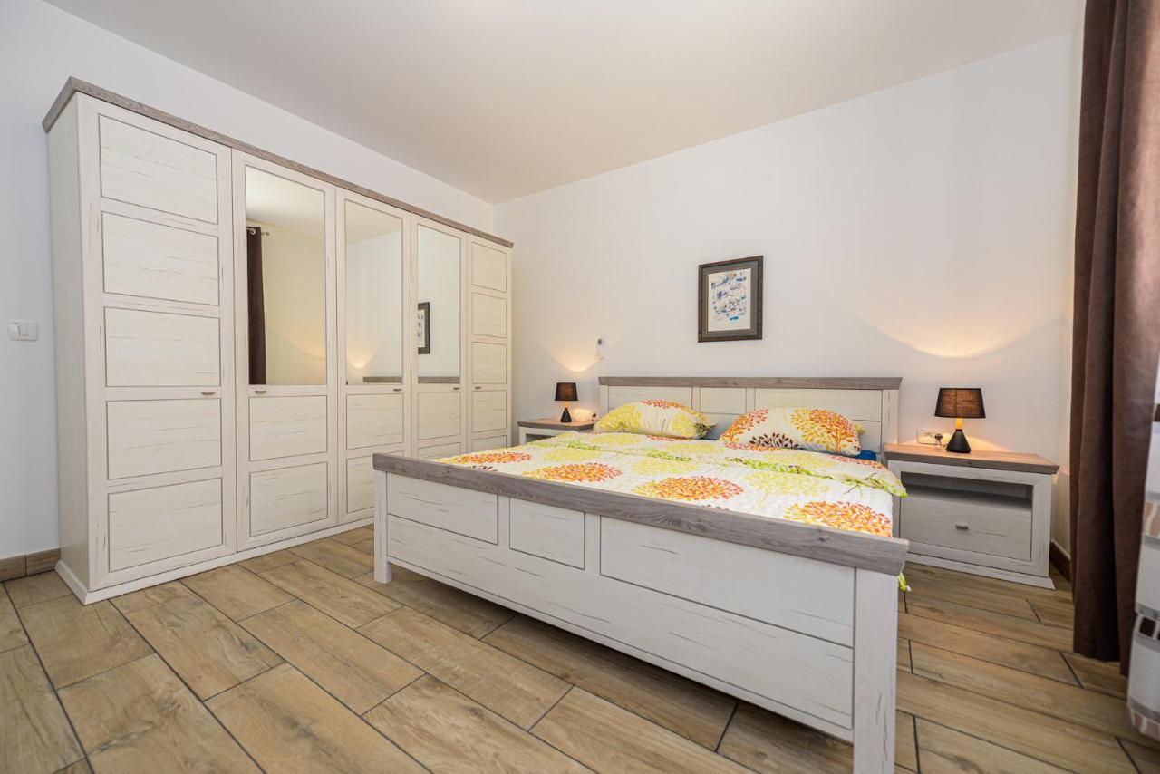 Apartments Amfora - Cozy And Modern Apartments For Up To 15 People, 100M From The Sea And Beach Stara Novalja Bagian luar foto
