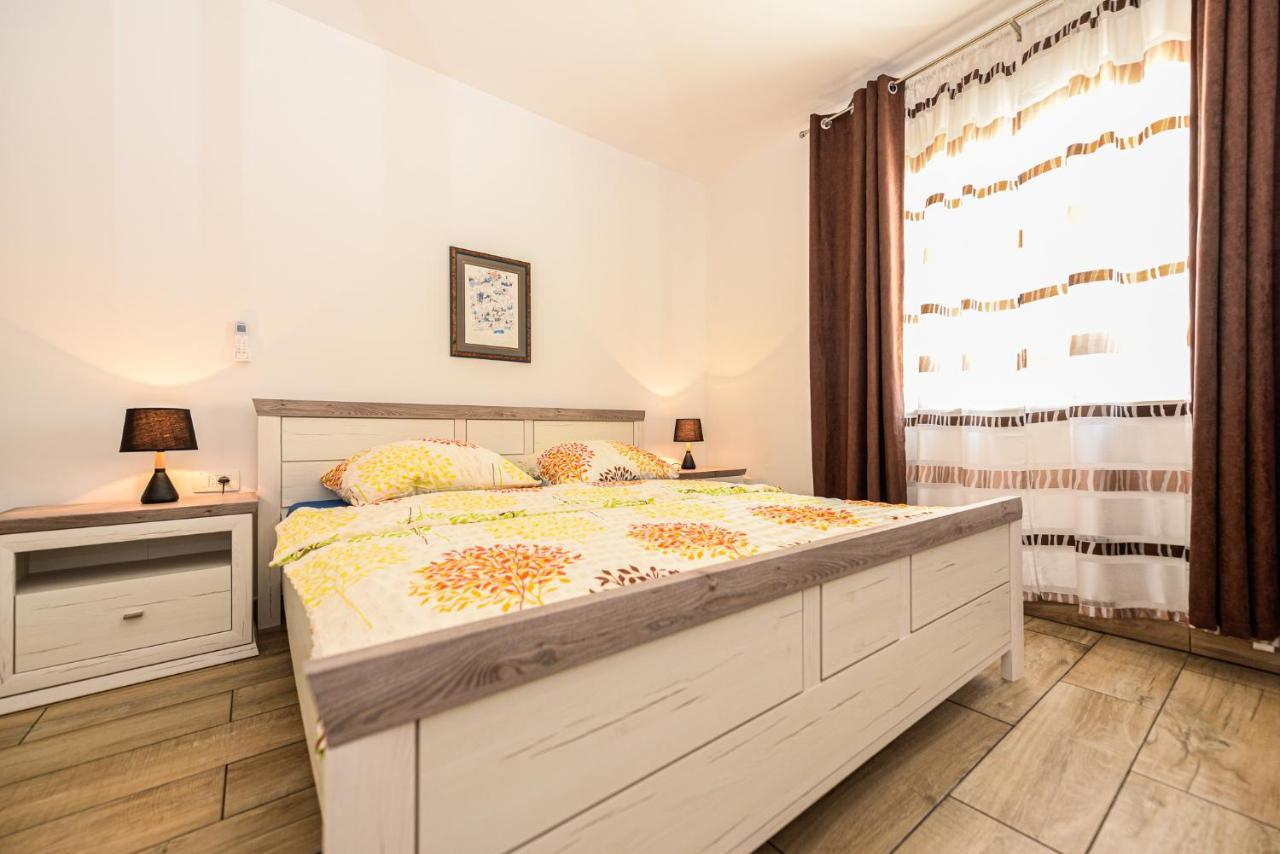Apartments Amfora - Cozy And Modern Apartments For Up To 15 People, 100M From The Sea And Beach Stara Novalja Bagian luar foto