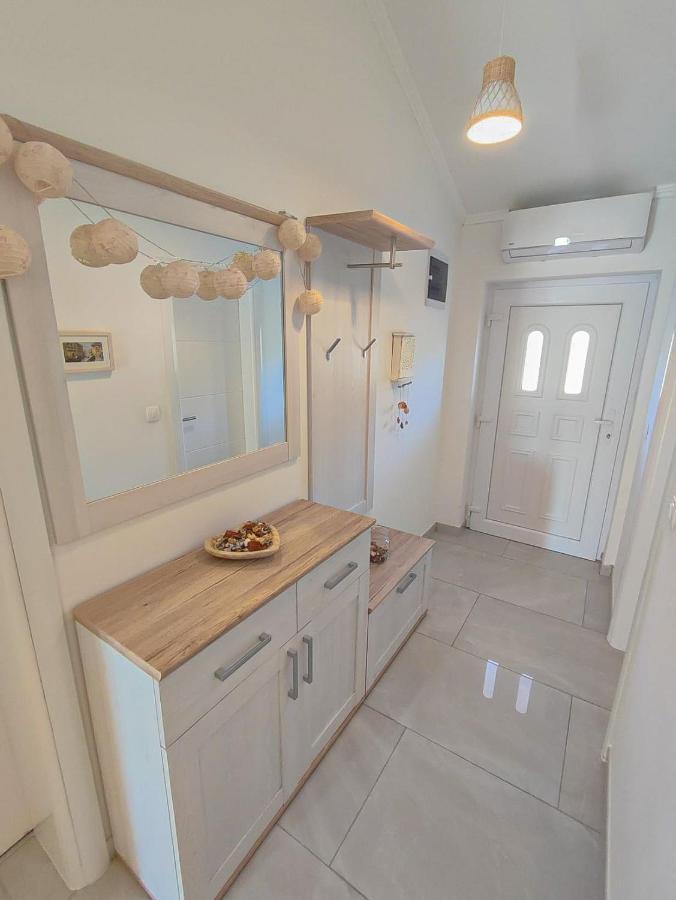 Apartments Amfora - Cozy And Modern Apartments For Up To 15 People, 100M From The Sea And Beach Stara Novalja Bagian luar foto
