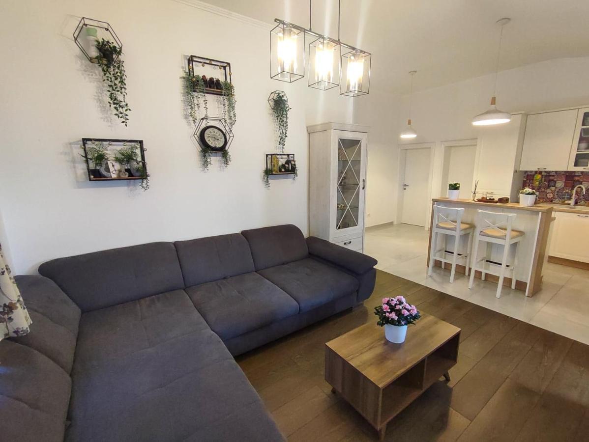 Apartments Amfora - Cozy And Modern Apartments For Up To 15 People, 100M From The Sea And Beach Stara Novalja Bagian luar foto