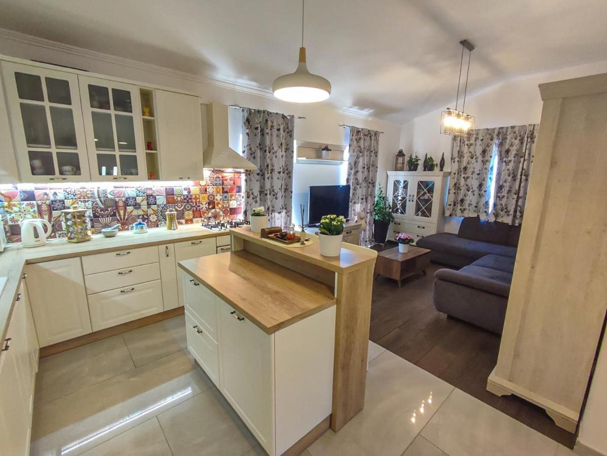 Apartments Amfora - Cozy And Modern Apartments For Up To 15 People, 100M From The Sea And Beach Stara Novalja Bagian luar foto