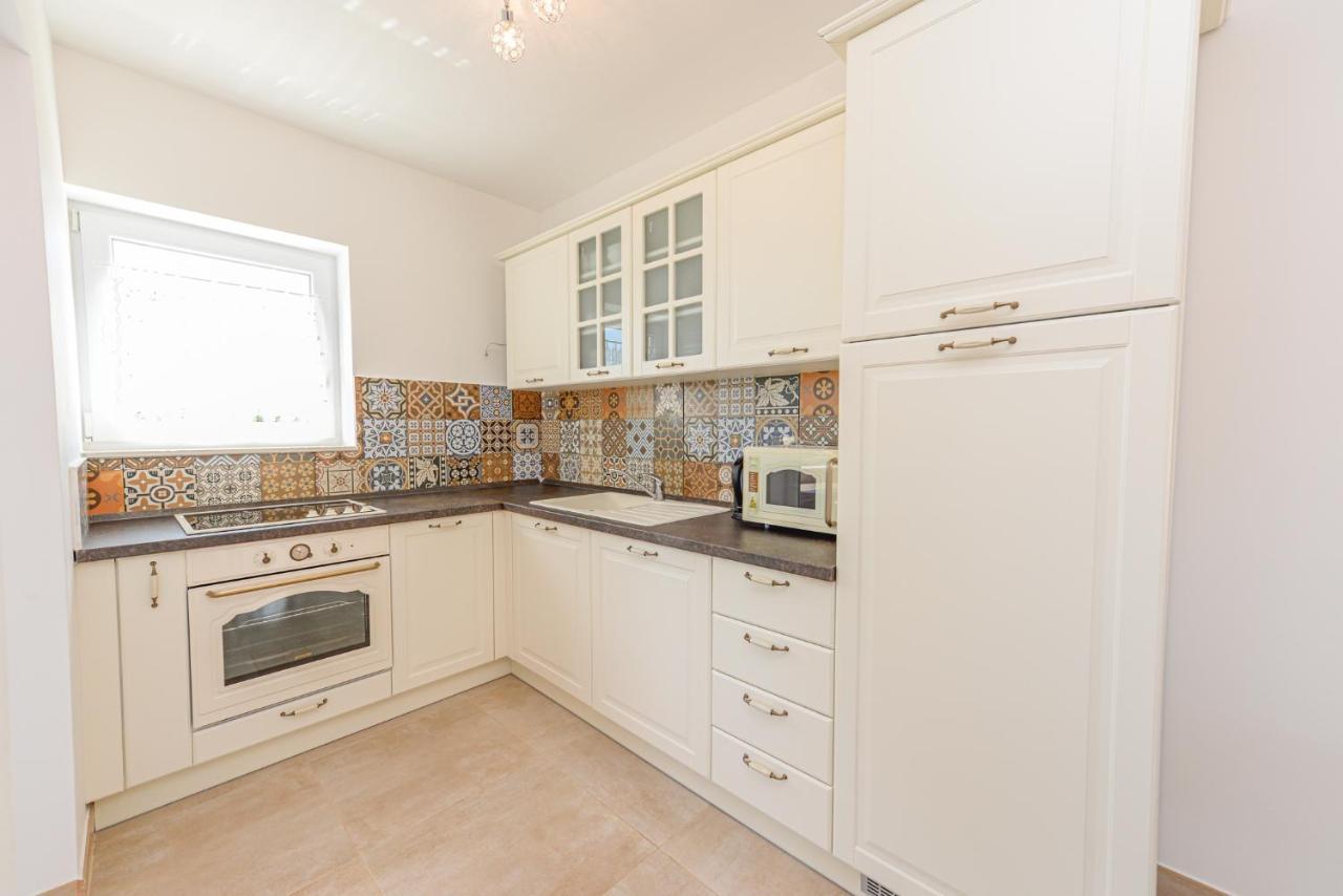 Apartments Amfora - Cozy And Modern Apartments For Up To 15 People, 100M From The Sea And Beach Stara Novalja Bagian luar foto