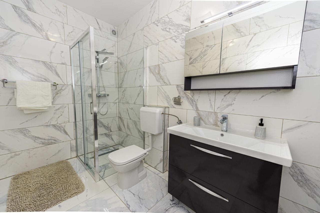Apartments Amfora - Cozy And Modern Apartments For Up To 15 People, 100M From The Sea And Beach Stara Novalja Bagian luar foto