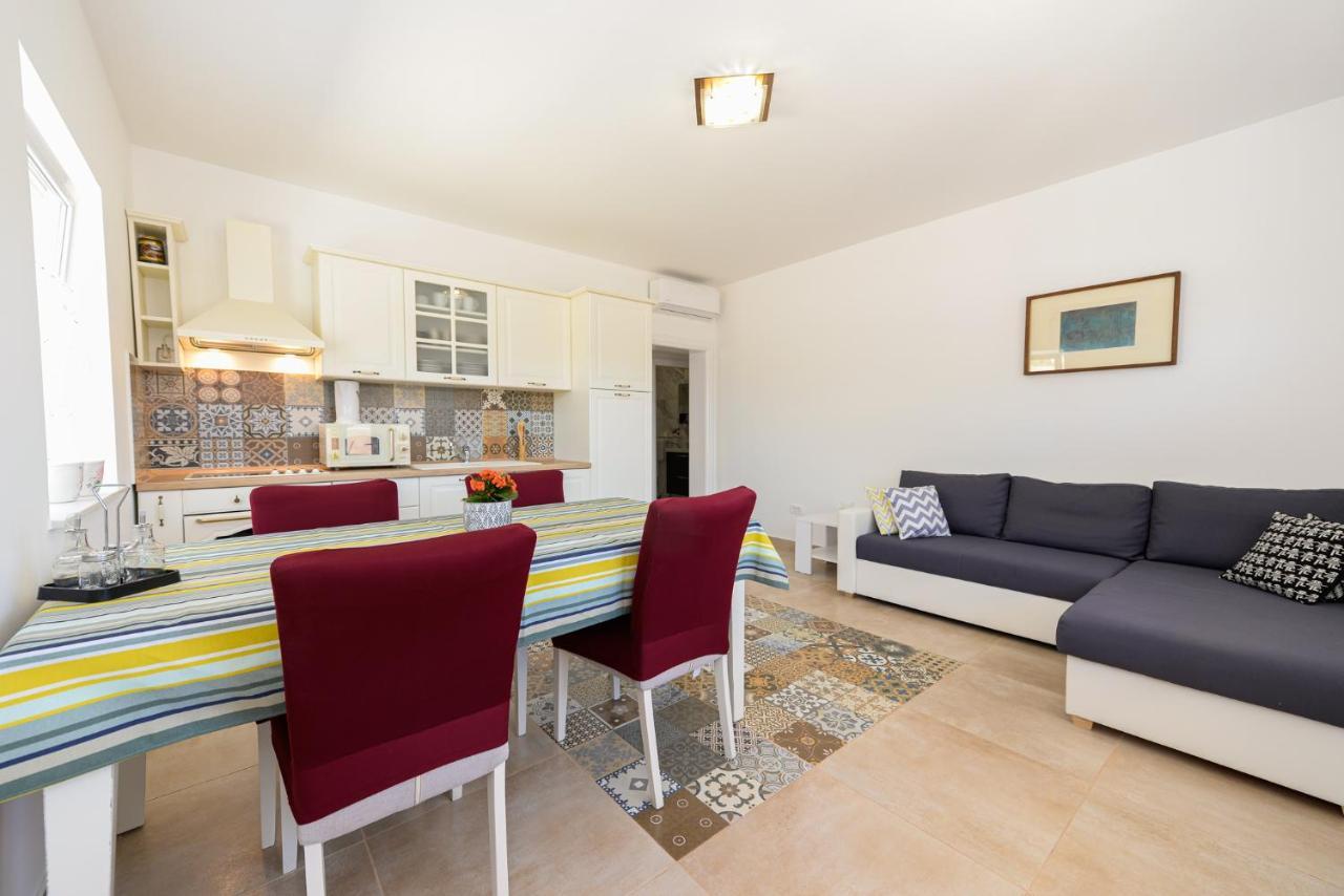 Apartments Amfora - Cozy And Modern Apartments For Up To 15 People, 100M From The Sea And Beach Stara Novalja Bagian luar foto