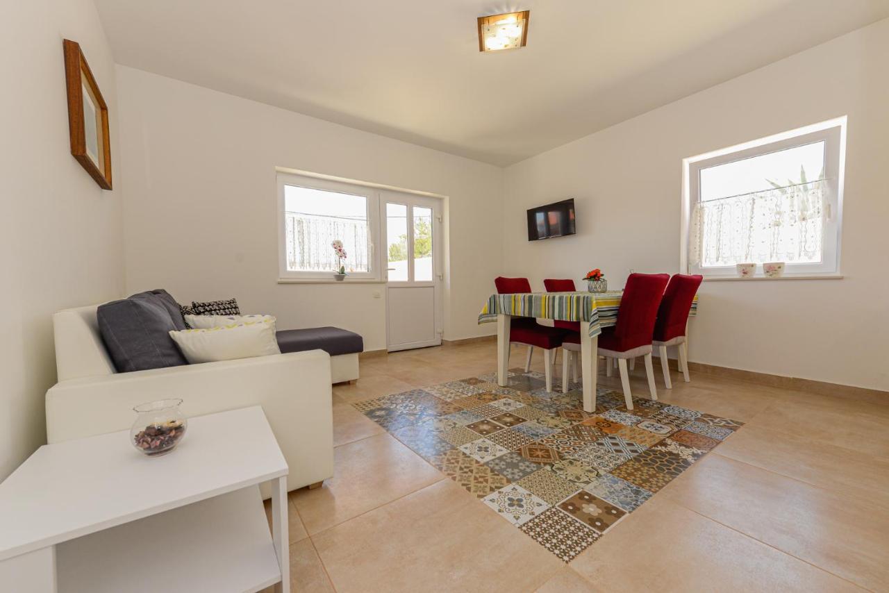 Apartments Amfora - Cozy And Modern Apartments For Up To 15 People, 100M From The Sea And Beach Stara Novalja Bagian luar foto