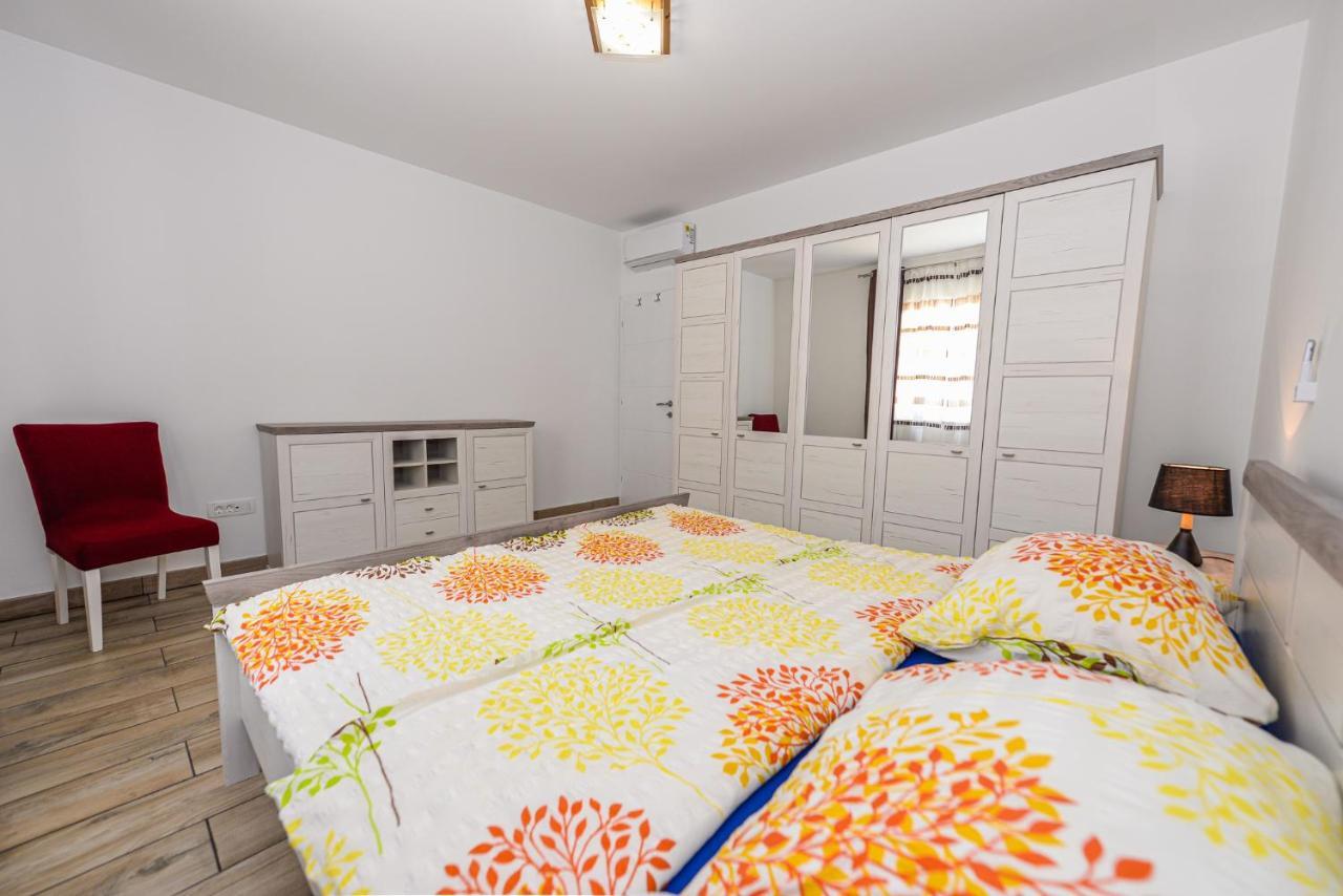 Apartments Amfora - Cozy And Modern Apartments For Up To 15 People, 100M From The Sea And Beach Stara Novalja Bagian luar foto