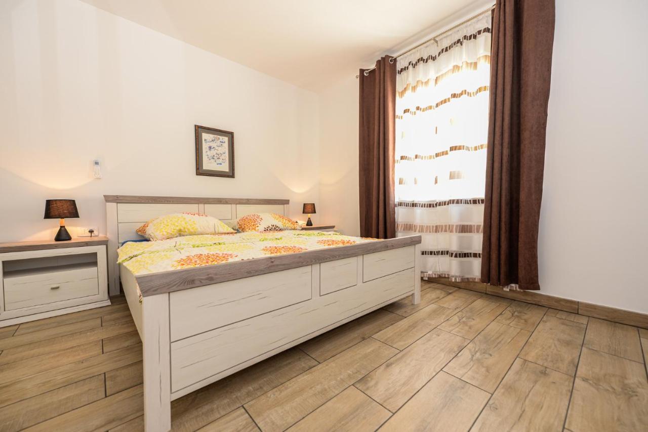 Apartments Amfora - Cozy And Modern Apartments For Up To 15 People, 100M From The Sea And Beach Stara Novalja Bagian luar foto