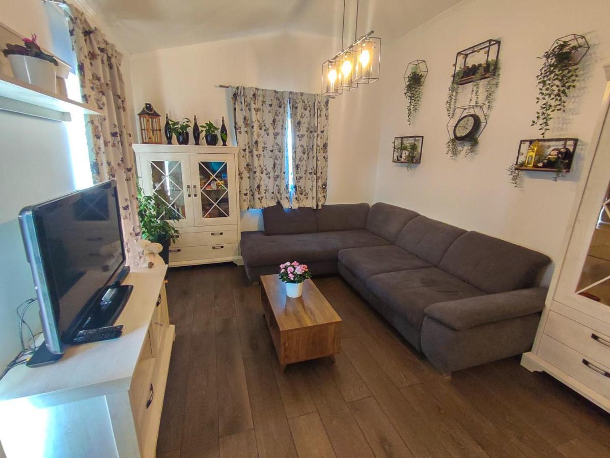 Apartments Amfora - Cozy And Modern Apartments For Up To 15 People, 100M From The Sea And Beach Stara Novalja Bagian luar foto
