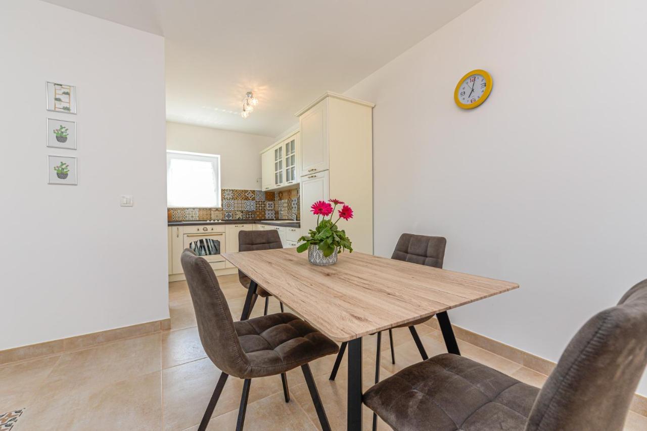 Apartments Amfora - Cozy And Modern Apartments For Up To 15 People, 100M From The Sea And Beach Stara Novalja Bagian luar foto