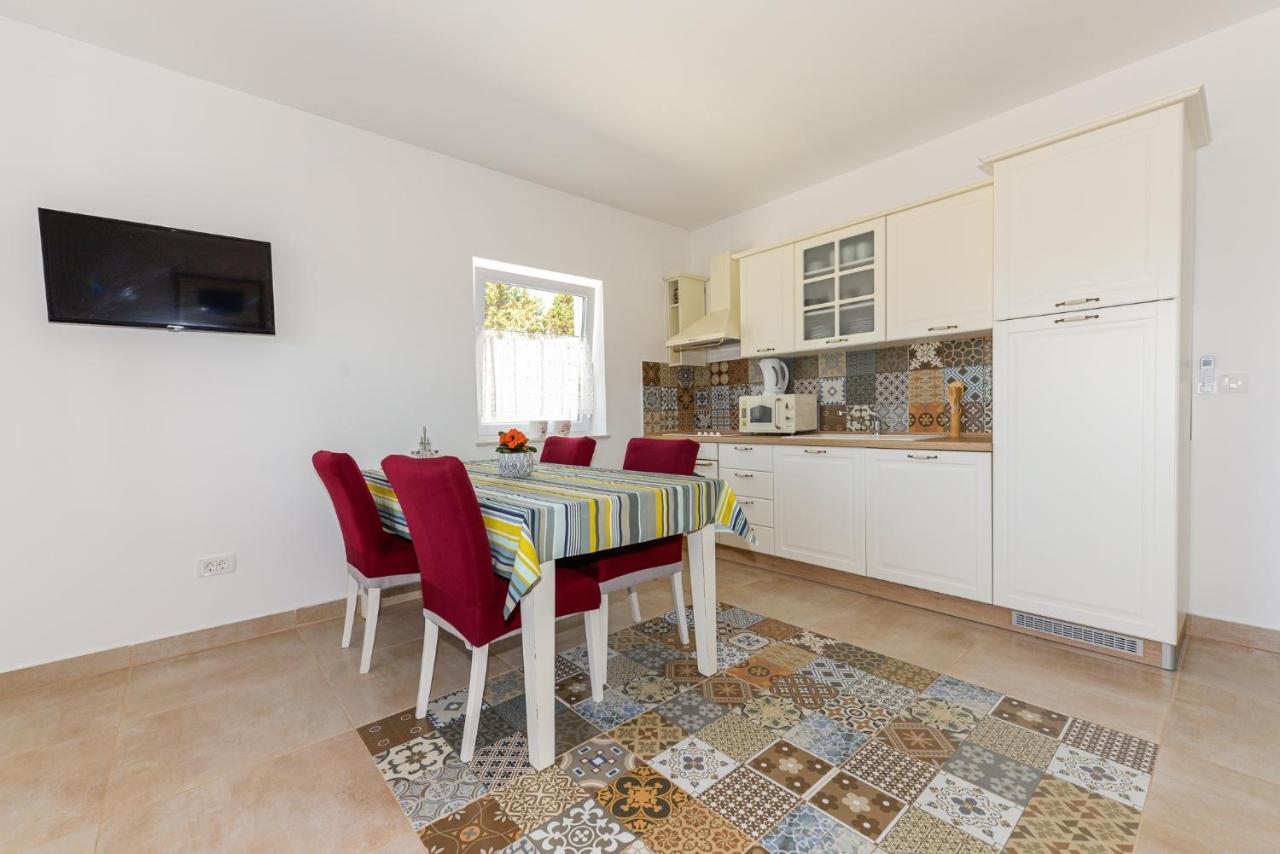 Apartments Amfora - Cozy And Modern Apartments For Up To 15 People, 100M From The Sea And Beach Stara Novalja Bagian luar foto